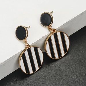 ❄️New Geometric Round Black & White Earrings